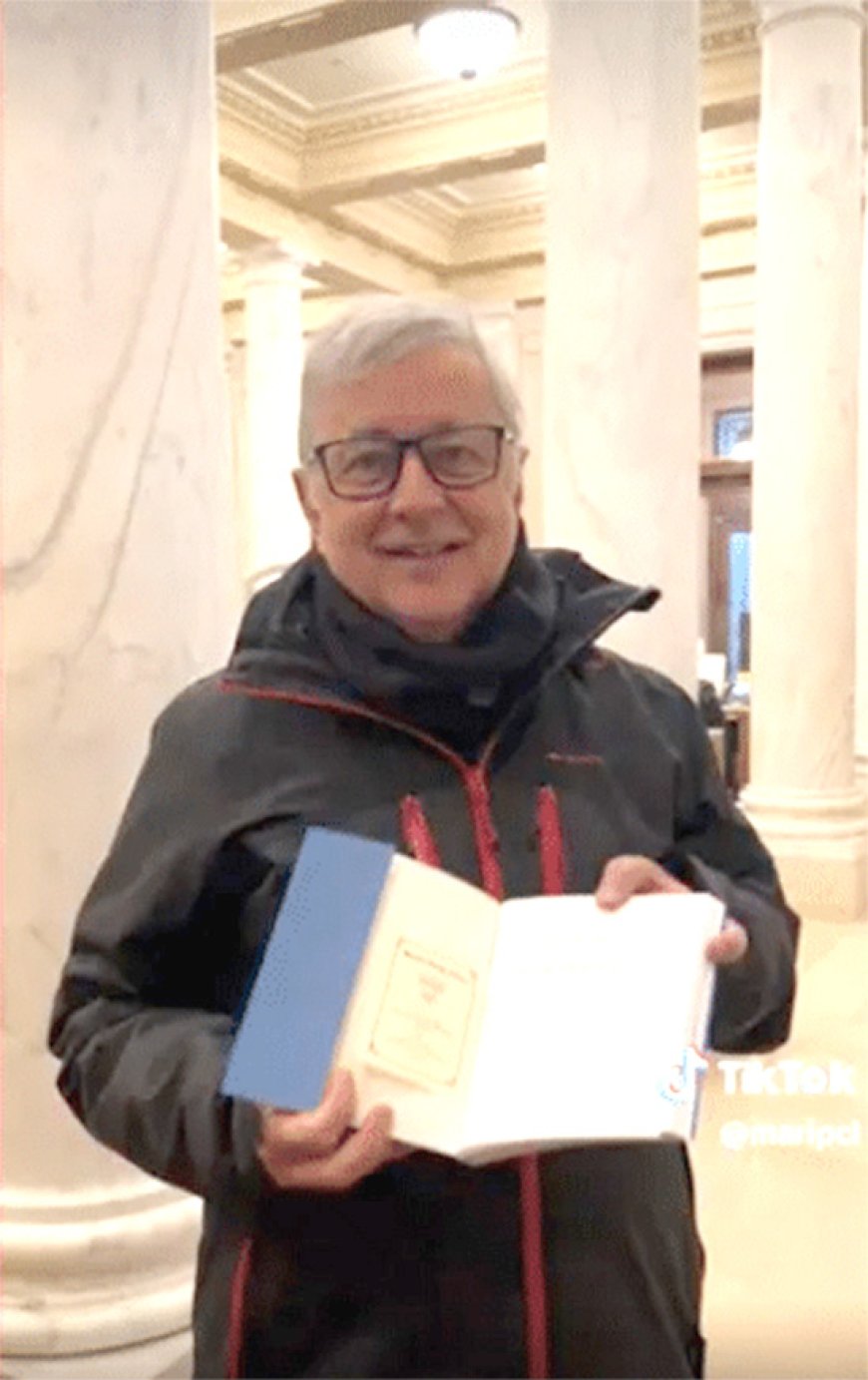 Professor da UnB se emociona ao descobrir livro de sua autoria na biblioteca de Harvard