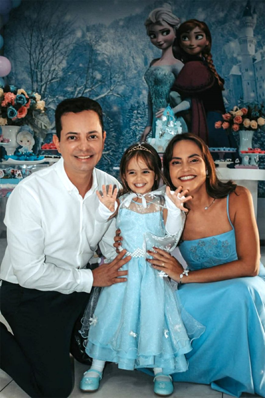 Três aninhos de Isadora com linda decoração no tema Frozen