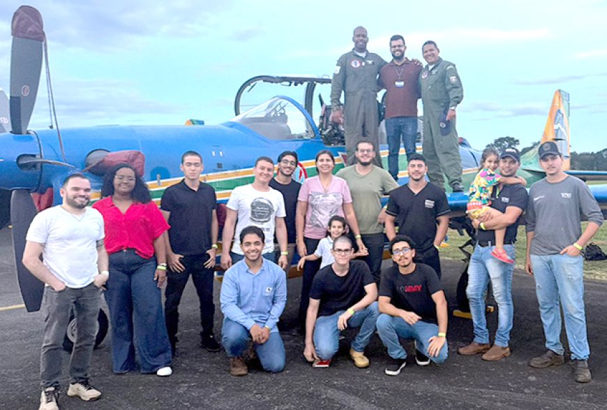 Alunos de Engenharia Mecânica conhecem aviões da Esquadrilha da Fumaça