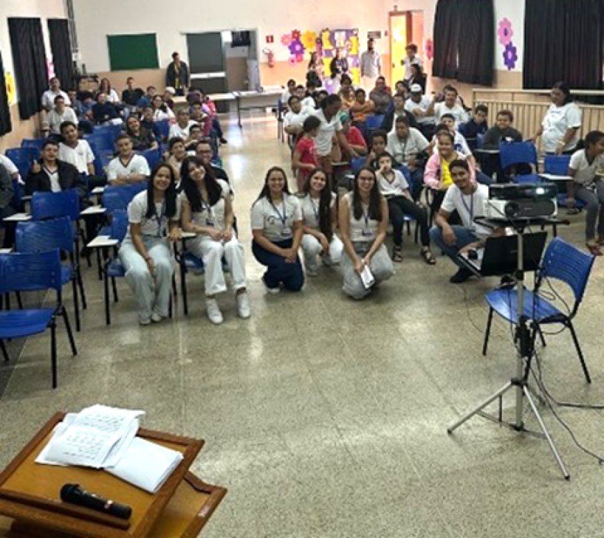 Alunos de Nutrição transformam palestra em momento leve e interativo na Apae
