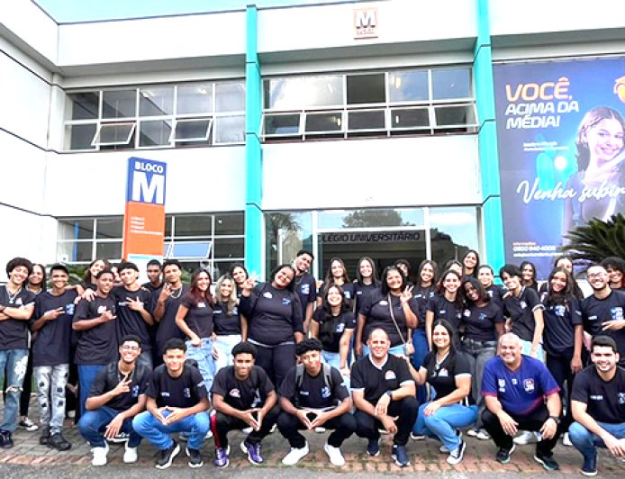 Alunos da Escola Estadual Joseph Hein, de Várzea da Palma, visitam Unipam