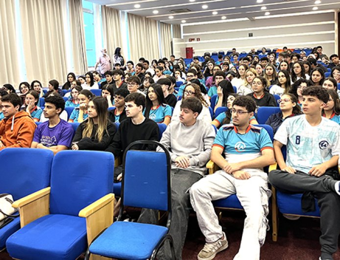 Conscientização sobre bullying e cyberbullying mobiliza alunos do Colégio Universitário
