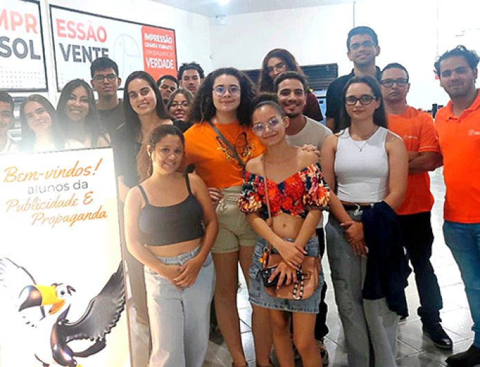 Alunos de Publicidade e Propaganda visitam a gráfica Ultracopy