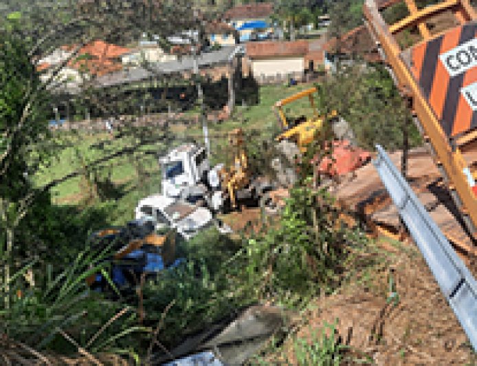 Caminhão-prancha perde freio na MGC-354 e acidente envolve cinco veículos em frente ao Pesque e Pague São Gabriel