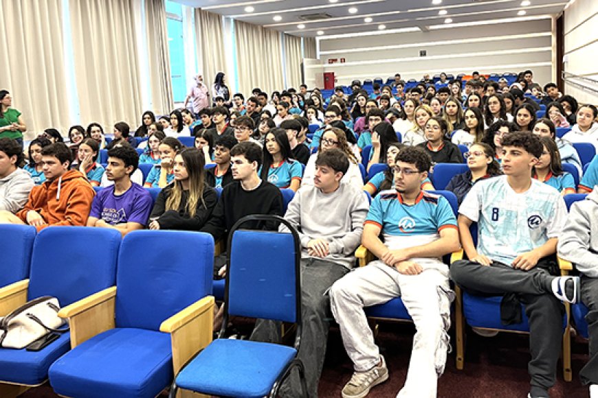 Conscientização sobre bullying e cyberbullying mobiliza alunos do Colégio Universitário