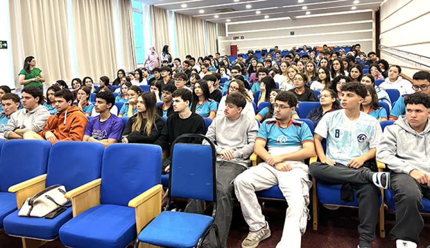 Conscientização sobre bullying e cyberbullying mobiliza alunos do Colégio Universitário