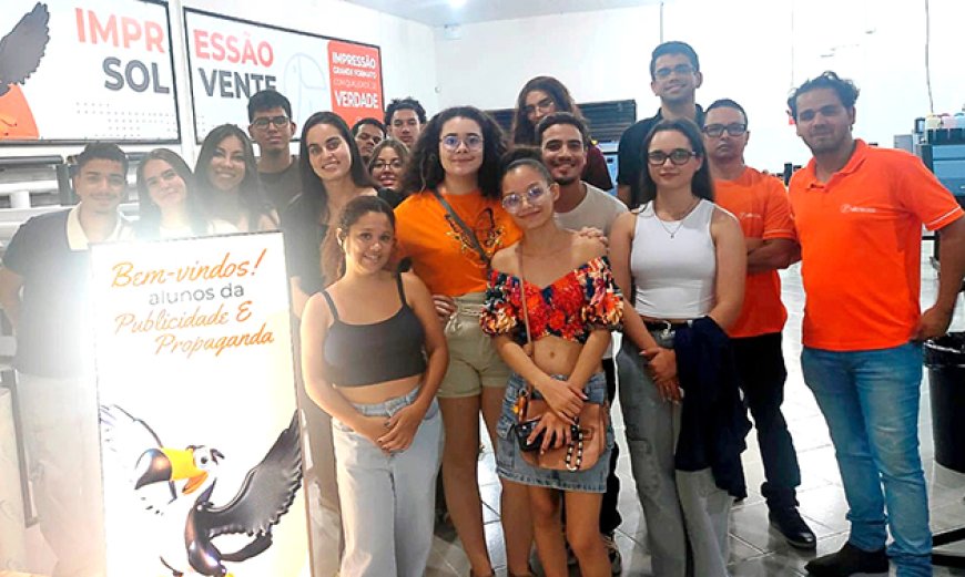 Alunos de Publicidade e Propaganda visitam a gráfica Ultracopy