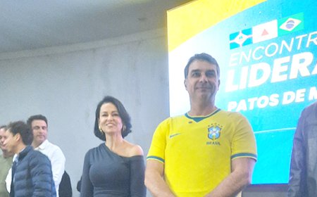 Flávio Bolsonaro participa de encontro político e visita a Fenamilho em Patos de Minas