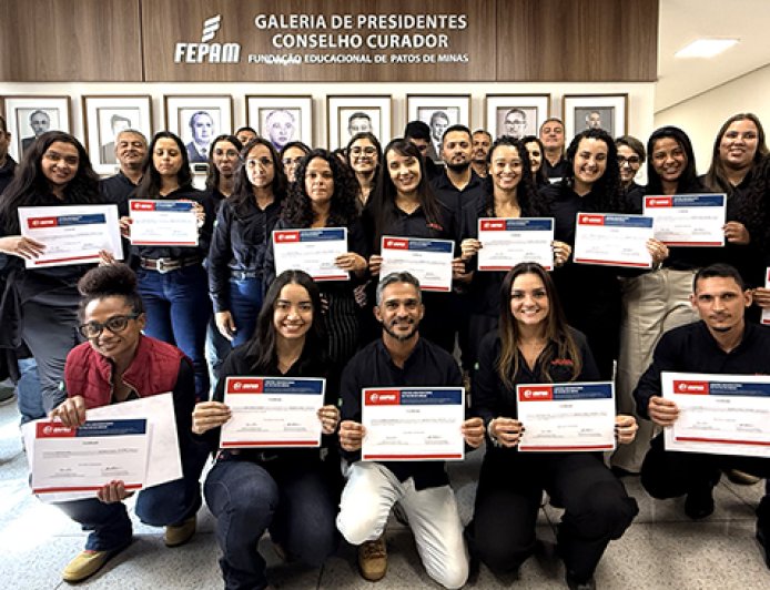 Unipam entrega certificados de curso de liderança para gestores do Grupo Jóia Sementes